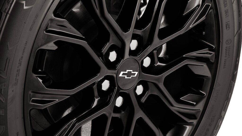 Dale un look diferenciado a tu Chevrolet Blazer 2025 con el centro de rin en negro con emblema para camioneta mediana