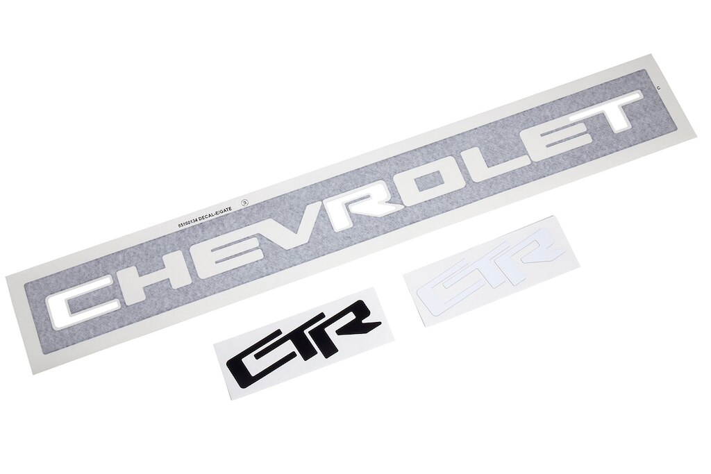 Colorado 2024, camioneta con calcomanía para puerta de caja Chevrolet.
