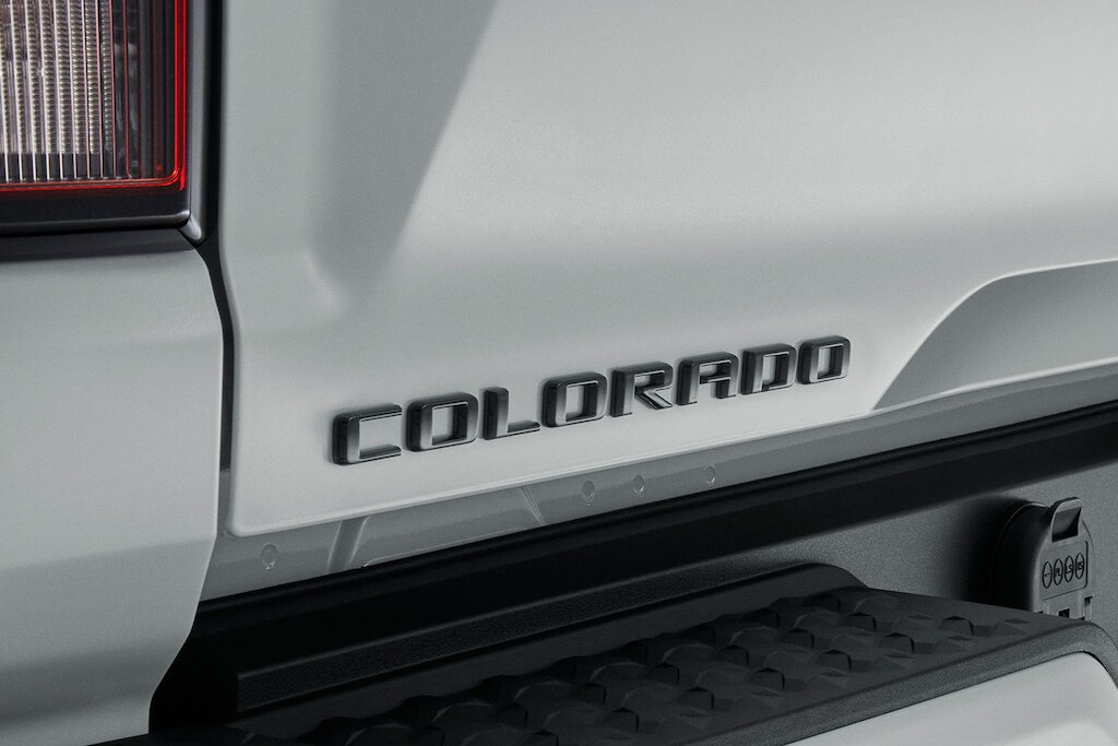 Emblema Colorado en negro para tu camioneta todoterreno Chevrolet 2024.