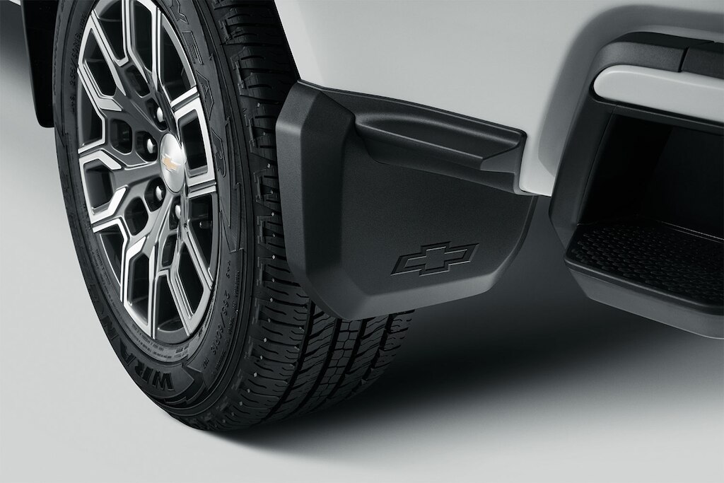 Loderas traseras moldeadas con emblema Chevrolet para Colorado 2024