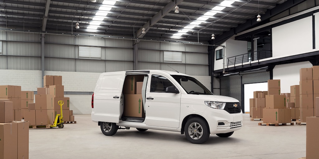 Vista frontal - Furgoneta Chevrolet Tornado Van con 650 kg de capacidad de carga y 3.3 metros cúbicos